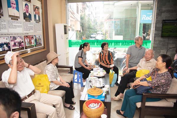Ngay từ sáng, nhà thuốc đã rất đông bệnh nhân Ngay từ sáng, nhà thuốc đã rất đông bệnh nhân